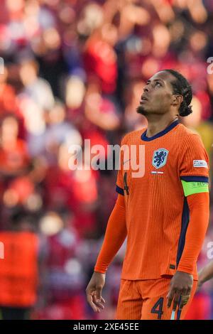 Berlin, Deutschland. Juni 2024. Virgil van Dijk aus den Niederlanden reagiert nach dem Gruppenspiel der UEFA Euro 2024 zwischen den Niederlanden und Österreich in Berlin, Deutschland, am 25. Juni 2024. Quelle: Peng Ziyang/Xinhua/Alamy Live News Stockfoto