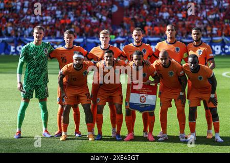 Berlin, Deutschland. Juni 2024. Spieler der Niederlande stehen vor dem Spiel der UEFA Euro 2024 Gruppe D zwischen den Niederlanden und Österreich in Berlin, Deutschland, am 25. Juni 2024. Quelle: Pan Yulong/Xinhua/Alamy Live News Stockfoto