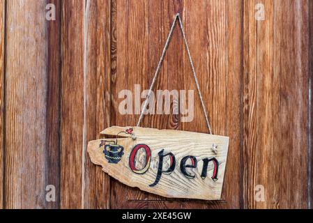 Vintage-Schild Mit Offenem Schild An Hölzerner Ladentür Stockfoto