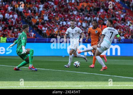 Berlin, Deutschland. Juni 2024. Marko Arnautovic (1. R) aus Österreich schießt während des Gruppenspiels der UEFA Euro 2024 zwischen den Niederlanden und Österreich in Berlin, Deutschland, am 25. Juni 2024. Quelle: Pan Yulong/Xinhua/Alamy Live News Stockfoto