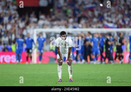 Köln, Deutschland. Juni 2024. Jude Bellingham aus England reagiert auf das Gruppenspiel der UEFA Euro 2024 zwischen England und Slowenien in Köln am 25. Juni 2024. Quelle: Bai Xuefei/Xinhua/Alamy Live News Stockfoto