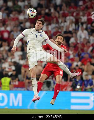 München, Deutschland. Juni 2024. Thomas Delaney (R) aus Dänemark wetteiferte gegen Dusan Vlahovic aus Serbien während des Gruppenspiels der UEFA Euro 2024 zwischen Dänemark und Serbien in München am 25. Juni 2024. Quelle: Philippe Ruiz/Xinhua/Alamy Live News Stockfoto