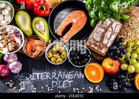 Lebensmittel, die die mediterrane Ernährung repräsentieren und den allgemeinen Gesundheitszustand verbessern können Stockfoto