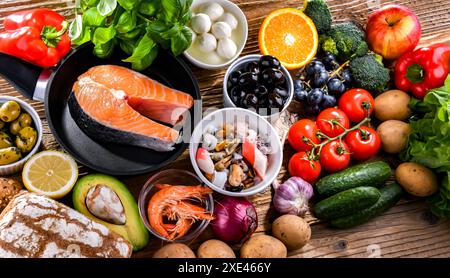 Lebensmittel, die die mediterrane Ernährung repräsentieren und den allgemeinen Gesundheitszustand verbessern können Stockfoto