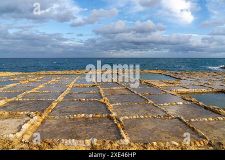 Blick auf die Salinen in der Bucht von Xwejni auf der maltesischen Insel Gozo Stockfoto