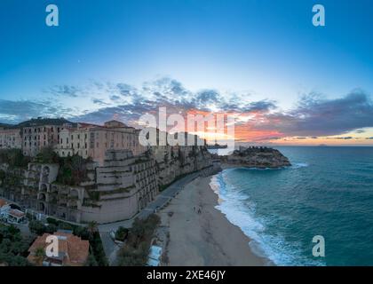 Blick auf Rotonda Beach und die farbenfrohe Altstadt von Tropea in Kalabrien bei Sonnenuntergang Stockfoto