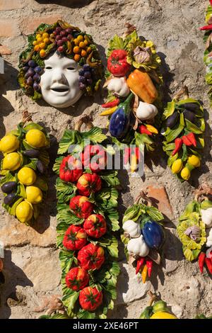 Klassische dekorative Keramikskulpturen in Süditalien - Sizilien. Stockfoto