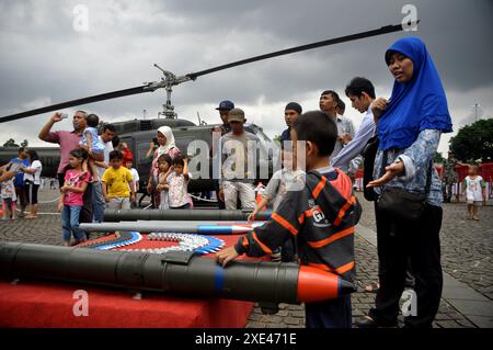 Jakarta, Indonesien - 13. Dezember 2014 : Bewohner Jakartas sehen sich auf der TNI Combat Equipment Ausstellung in der Jagdflugzeugkugeln an Stockfoto