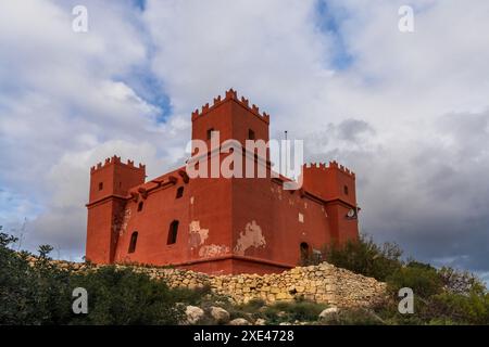 Blick auf die Wahrzeichen Festung und den historischen St. Agatha's Tower in Malta unter einem bewölkten Himmel Stockfoto