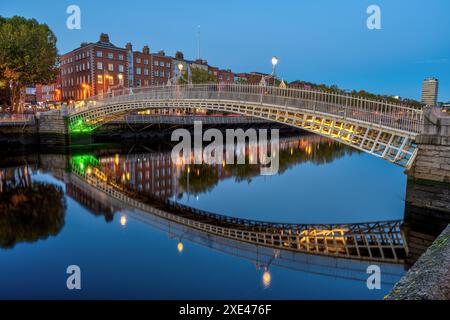 Die berühmte Ha'Penny Bridge in Dublin, Irland, bei Nacht Stockfoto