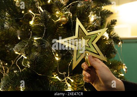 Weihnachtsbaum mit Dekorationen in der Nähe. Winterurlaub und Menschen Konzept. Stockfoto