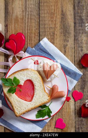 Frühstück am valentinstag oder am Muttertag. Toast mit Lachs und Käse mit der Aufschrift, dass ich dich liebe, auf einer rustikalen Ta Stockfoto