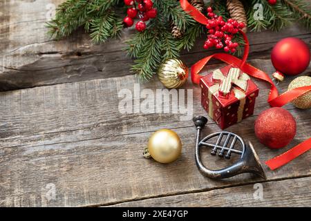 Weihnachtskonzept. Weihnachtskarte rote Kugeln, Tannenbaum und Dekor auf einem rustikalen Holzhintergrund. Speicherplatz kopieren. Stockfoto