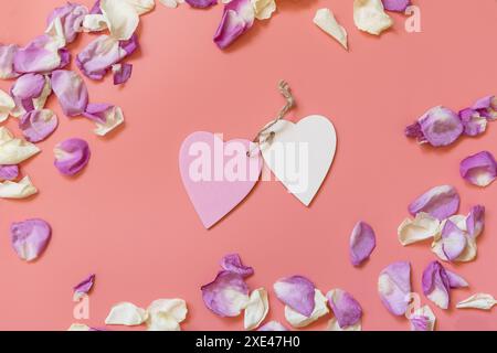 Alles Gute zum Valentinstag, Liebe und Hochzeitsideen. Herzform aus rosa und sehr peri Blumen auf rosa Hintergrund. Flache Lage, t Stockfoto