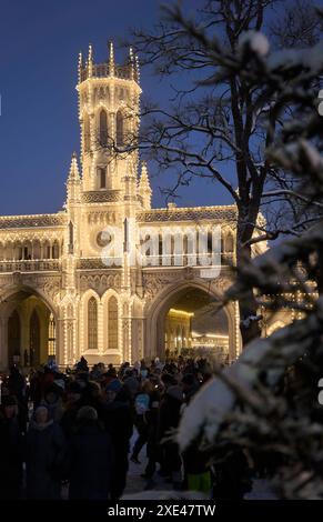 Russland, Peterhof, St. Petersburg, 07. Januar 2024: Magische Beleuchtung des Gebäudes des neuen Peterhofs in der Nähe Stockfoto