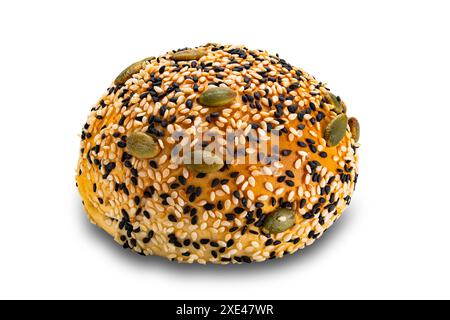 Seitenansicht des hausgemachten Burgerbrötchens, bestreut mit weißem und schwarzem Sesam und Kürbiskernen. Stockfoto