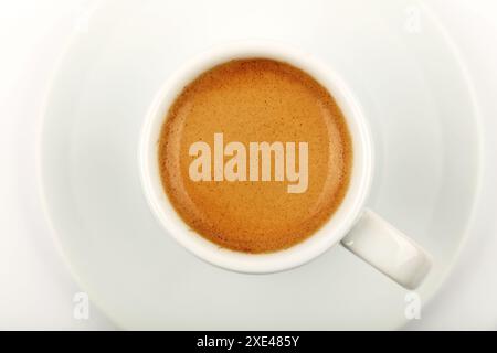 Weiße Espresso-Tasse auf Untertasse isoliert Stockfoto