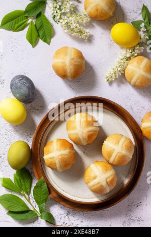 Osterbacken. Hausgemachte traditionelle Osterbrötchen auf einer grauen Steinplatte. Draufsicht flach lay Hintergrund. Stockfoto