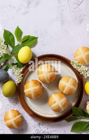 Osterbacken. Hausgemachte traditionelle Osterbrötchen auf einer grauen Steinplatte. Draufsicht flach lay Hintergrund. Stockfoto