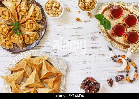 Ramadan kareem festliches, Fasten, Halal-Essen. Ramadan-Menü: Verschiedene arabische Pfannkuchenkatayef und Datteln, Pistazien. Draufsicht flach Stockfoto