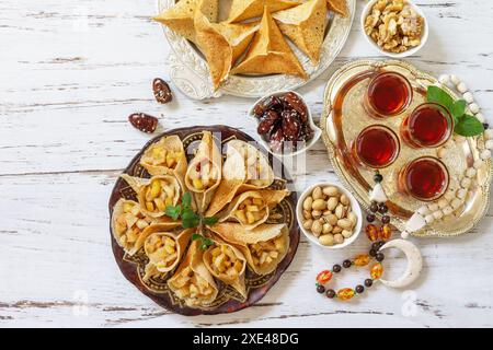 Ramadan kareem festliches, Fasten, Halal-Essen. Ramadan-Menü: Verschiedene arabische Pfannkuchenkatayef und Datteln, Pistazien. Draufsicht flach Stockfoto