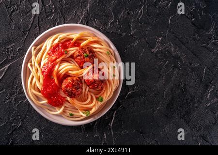 Fleischbällchen. Rindfleischbällchen, oben flach liegend mit Spaghetti-Pasta Stockfoto