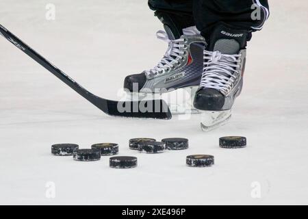 Calgary, Alberta, Kanada. Juni 2023. Eine Nahaufnahme eines Hockeyspielers, der auf dem Eis gleitet, einen Stock schwingt und manövriert Stockfoto