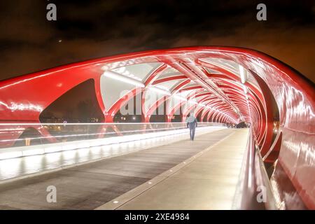 Calgary, Alberta, Kanada. Juni 2023. Innenansicht der Friedensbrücke während der Nacht. Stockfoto