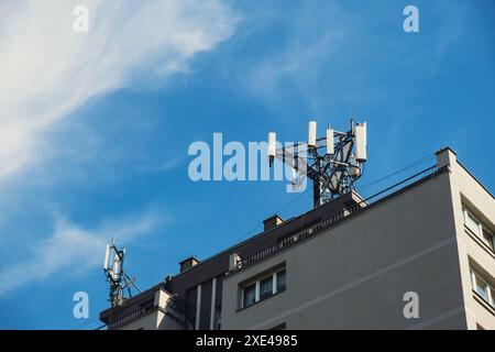 5G-Funksender für Wohngebäude auf dem Dach des Zellenturms. Mobiltelefon-Kommunikationsantenne Neues GSM überträgt 6g Signal da Stockfoto