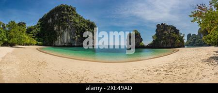 Blick auf tropische Inseln mit blauem Meerwasser auf Koh Hong Island, Krabi Thailand Natur Stockfoto