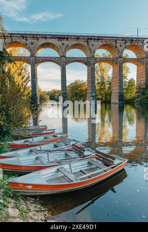 Eisenbahnbrücke mit Fluss in Bietigheim-Bissingen, Deutschland. Herbst. Eisenbahnviadukt über die Enz, erbaut 1853 von Karl vo Stockfoto