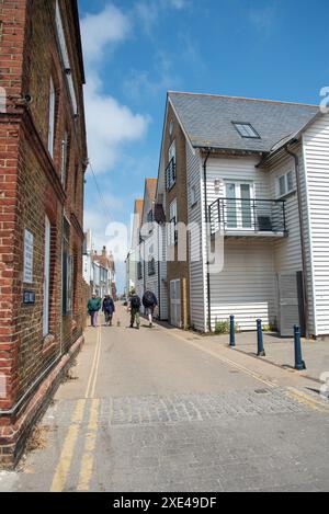 Whitstable Blick, Altstadt, charmante Geschäfte, Cafés in traditionellen Gebäuden. Kent, England. Blick auf die Straße auf die britischen Häuser Stockfoto