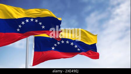 Venezolanische Nationalflaggen winken an einem klaren Tag im Wind Stockfoto