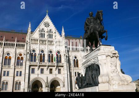 Gyula Andrassy Reiterstatue vor dem Parlament in Budapest, Ungarn Stockfoto