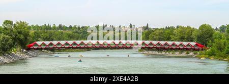 Calgary, Alberta, Kanada. Juni 2023. Peace Bridge eine Brücke, auf der Menschen über den Bow River spazieren und radeln können Stockfoto