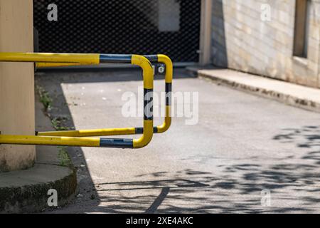 Eine Sicherheitsbarriere vor einem Parkhaus Stockfoto