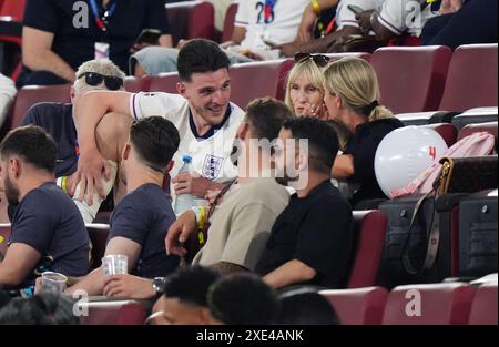 Englands Declan Rice mit Familie nach dem Gruppenspiel der UEFA Euro ...