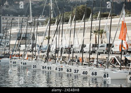 Monaco, Monte-Carlo, 18. Oktober 2022: Viele Segelboote der Weltmeisterschaft der Teilnehmer der J70-Klasse stehen in einer Reihe Stockfoto