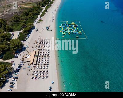 Glarocavos Strand und Lagune in Chalkidiki, Griechenland. Einer der berühmtesten Urlaubsorte in Europa Stockfoto