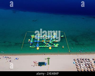 Wasserspiele am Strand und der Lagune von Glarocavos in Chalkidiki, Griechenland. Einer der berühmtesten Urlaubsorte in Europa Stockfoto