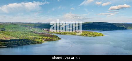 Atemberaubende Aussicht auf den Dnister River Canyon, die Bakota Bay, die Region Czernivtsi, die Ukraine. Stockfoto