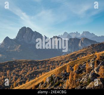 Abendliche Abenddämmerung der Berge, friedliche, trübe Aussicht vom Giau Pass. Stockfoto