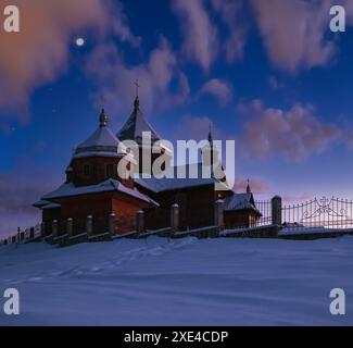 Nacht kleine Kirche im Winter abgelegenen Bergdorf. Ukraine, Karpaten, Voronenko. Stockfoto