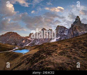 Abend Dämmerung Herbst alpine Dolomiten Berglandschaft, Trient, Italien. Blick auf den See oder Laghetto Baita Segantini. Stockfoto