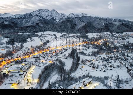 Winterlandschaft der Stadt Zakopane und Tatra Berge, Blick auf die Drohne Stockfoto