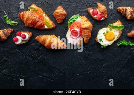 Croissant-Sandwichsortiment. Verschiedene gefüllte Croissants, Overhead Stockfoto