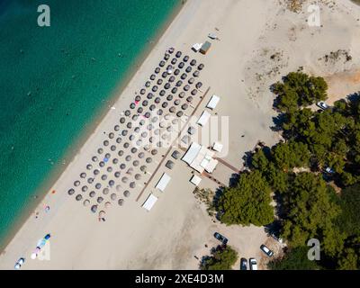 Glarocavos Strand und Lagune in Chalkidiki, Griechenland. Einer der berühmtesten Urlaubsorte in Europa Stockfoto