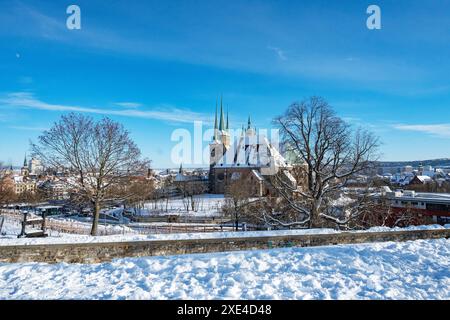 Blick vom Petersberg über die Kirche Severi, den Dom und die schneebedeckten Dächer von Erfurt Stockfoto