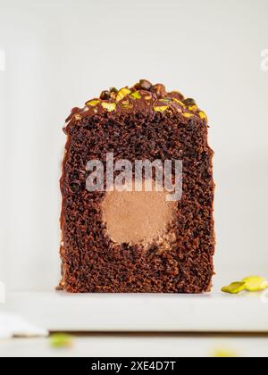 Mit Reisecuchen gefüllte Ganache mit Schokoladenglasur Stockfoto