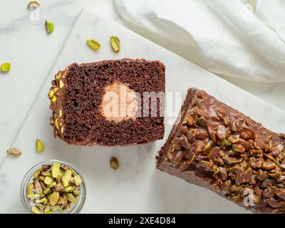 Mit Reisecuchen gefüllte Ganache mit Schokoladenglasur Stockfoto